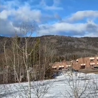 Dieses Standbild aus einem Video des lokalen Journalisten Trent Ernst zeigt das Gebäude der Middle School und High School, in dem sich eine Schießerei ereignete und bei der in der Kleinstadt Tumbler Ridge mindestens neun Menschen ums Leben kamen.