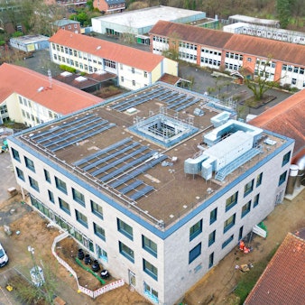 Das Foto zeigt eine Luftaufnahme des weit fortgeschrittenen Neubaus an der Realschule.