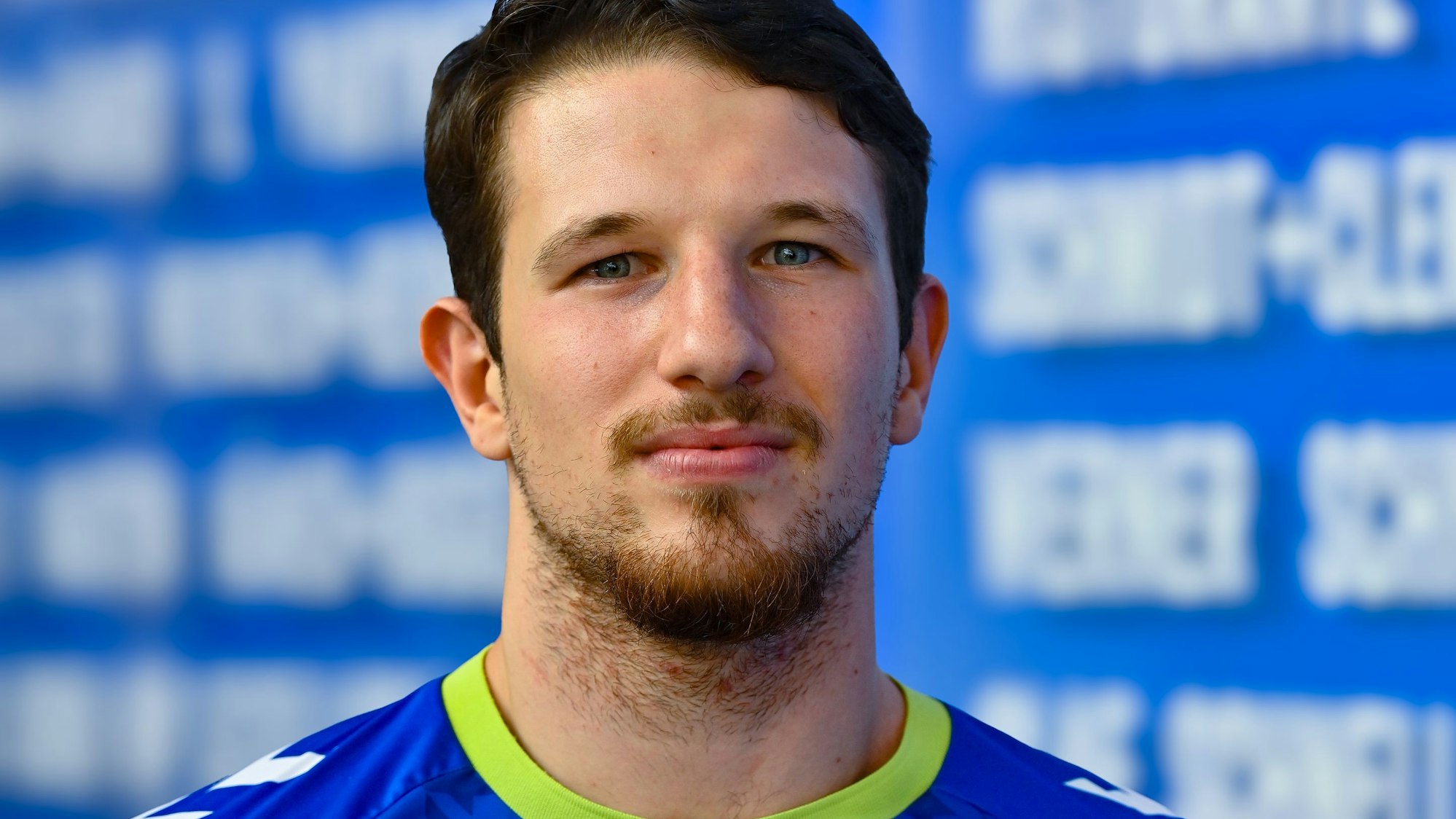 VfL-Rückraumspieler João Gomes im Porträt.