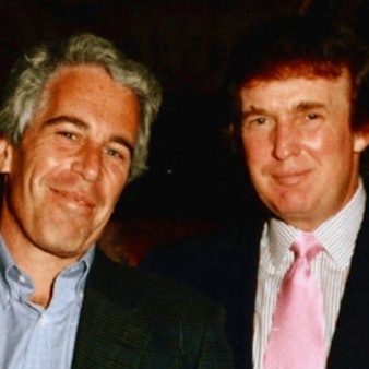 Ein vom US-Justizministerium veröffentlichtes Foto zeigt den Sexualstraftäter Jeffrey Epstein zusammen mit Donald Trump. (Archivbild)