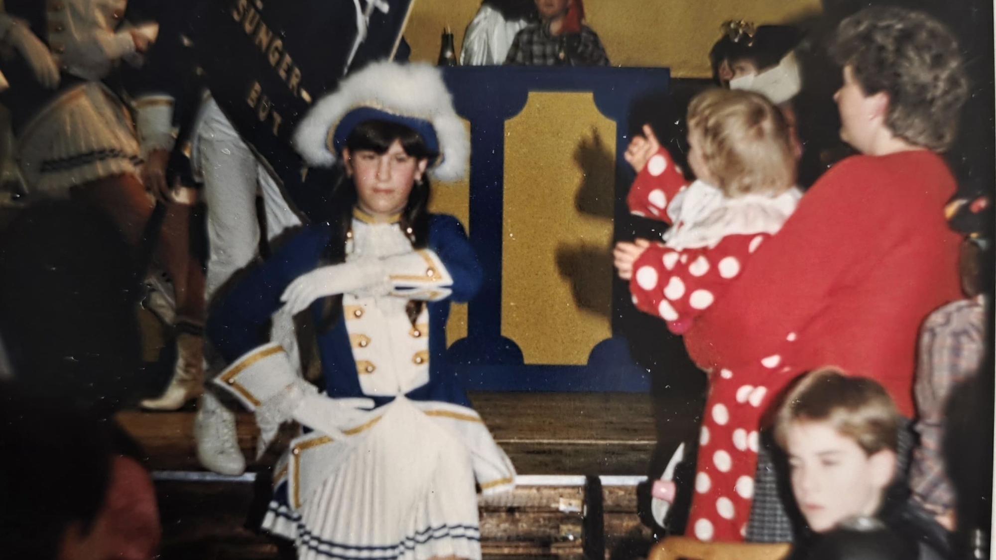 Ein Mädchen ist als Mariechein im Karneval im Einsatz.