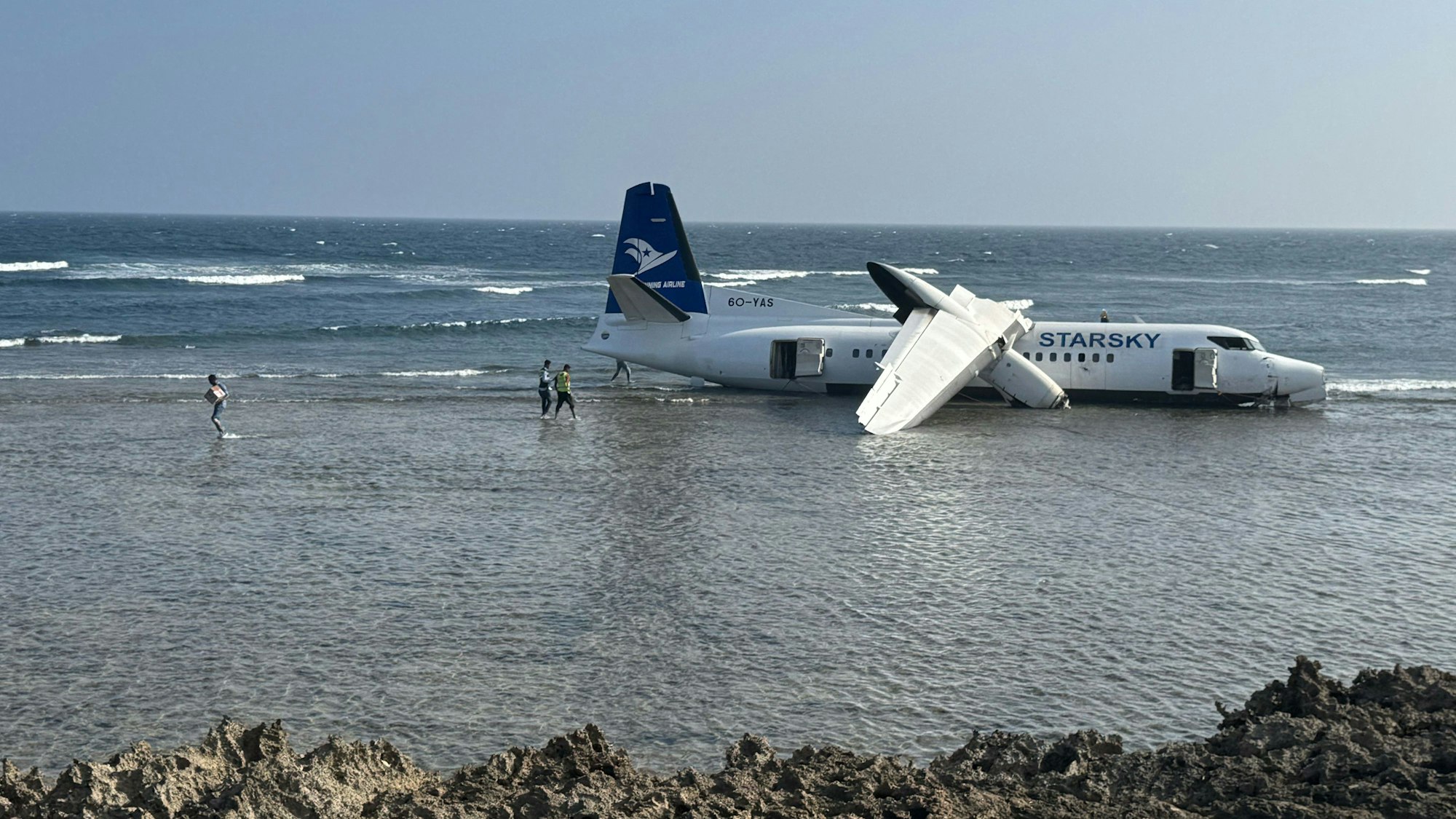 Ein Crash in Somalia endete glimpflich: Das Flugzeug ist stark beschädigt, doch alle Menschen an Bord überlebten.