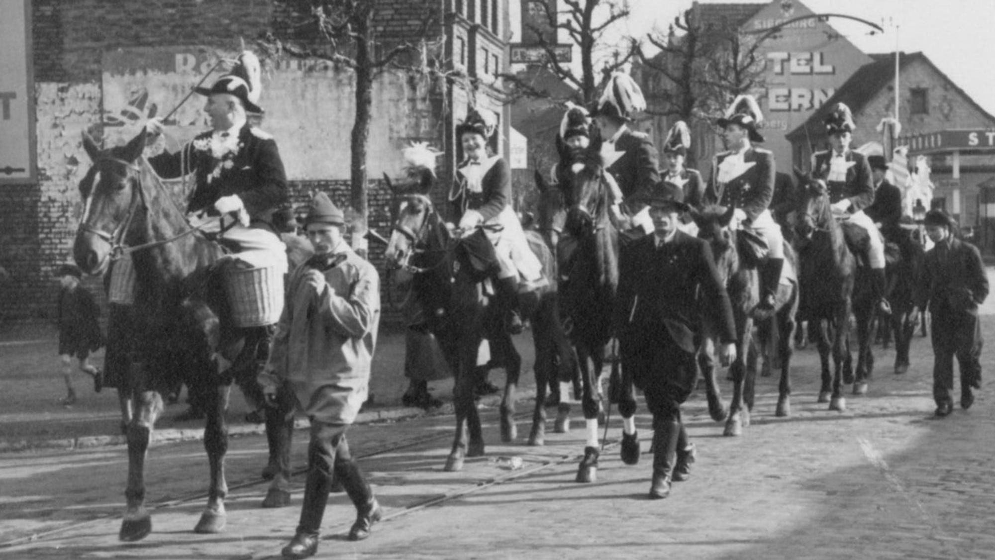 Rosenmontagszug in Siegburg 1953.