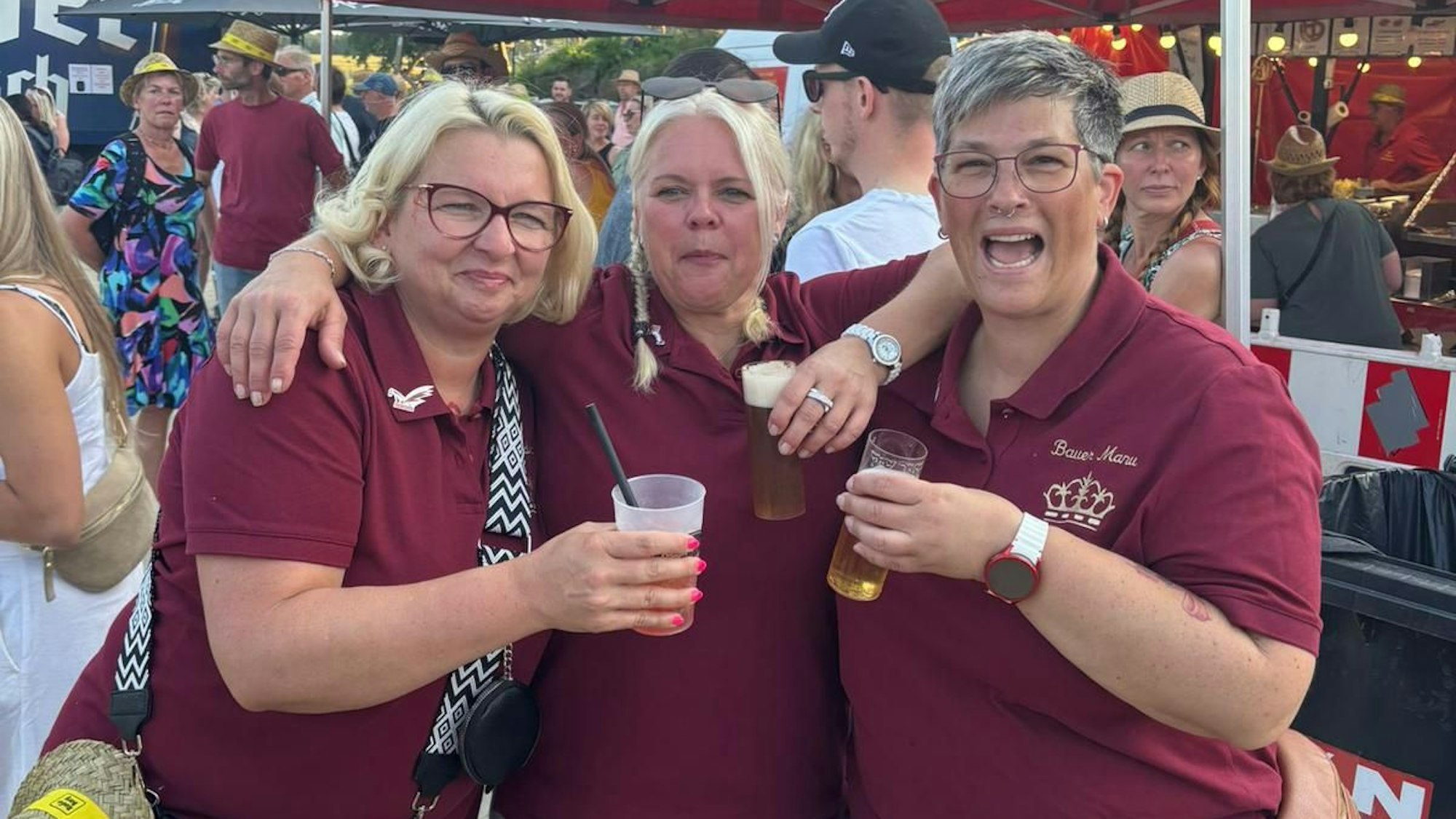 Drei Frauen auf einer Open-Air-Veranstaltung.