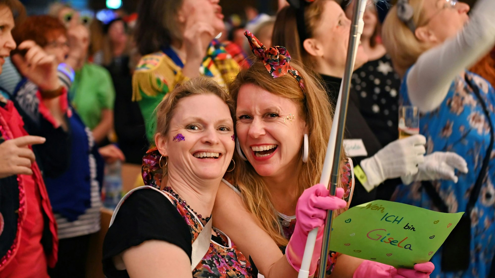 Das Bild zeigt gut gelaunte, bunt kostümierte Frauen.