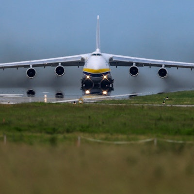 Eine Antonow 124 (An-124), eines der größten Frachtflugzeuge der Welt (Archivfoto).