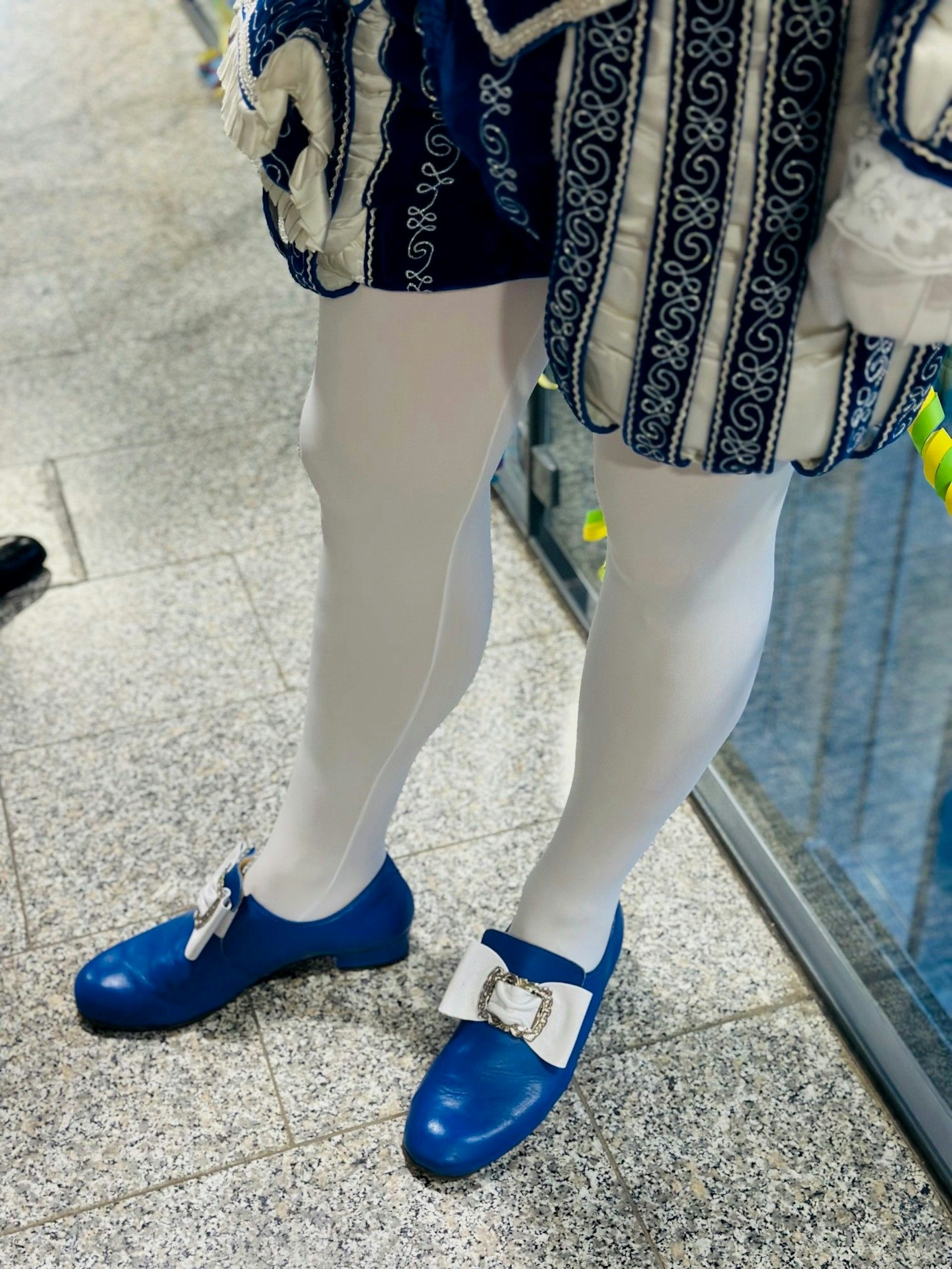 Das Foto zeigt Beine im Prinzen-Gewand.