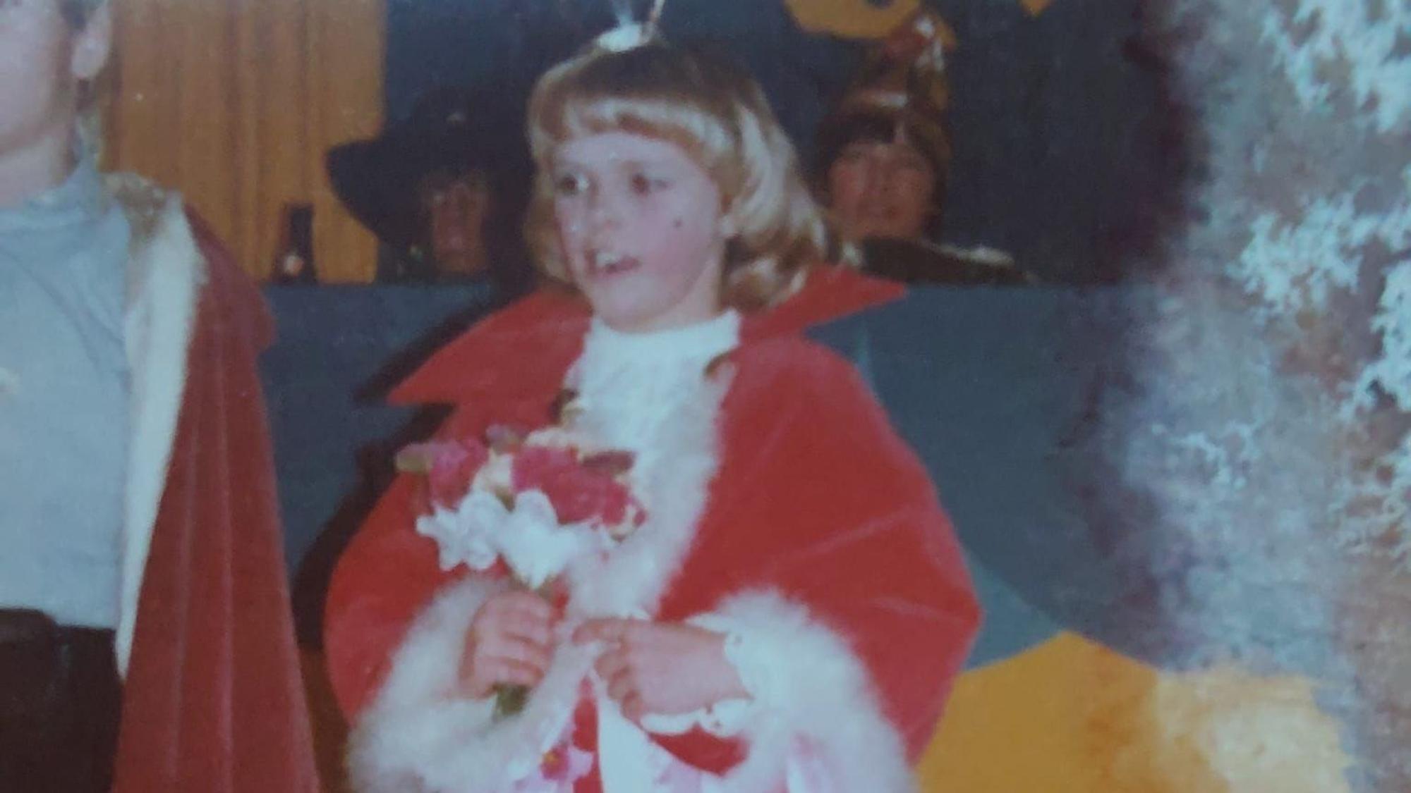 Ein Mädchen ist an Karneval als Pprinzessin verkleidet.