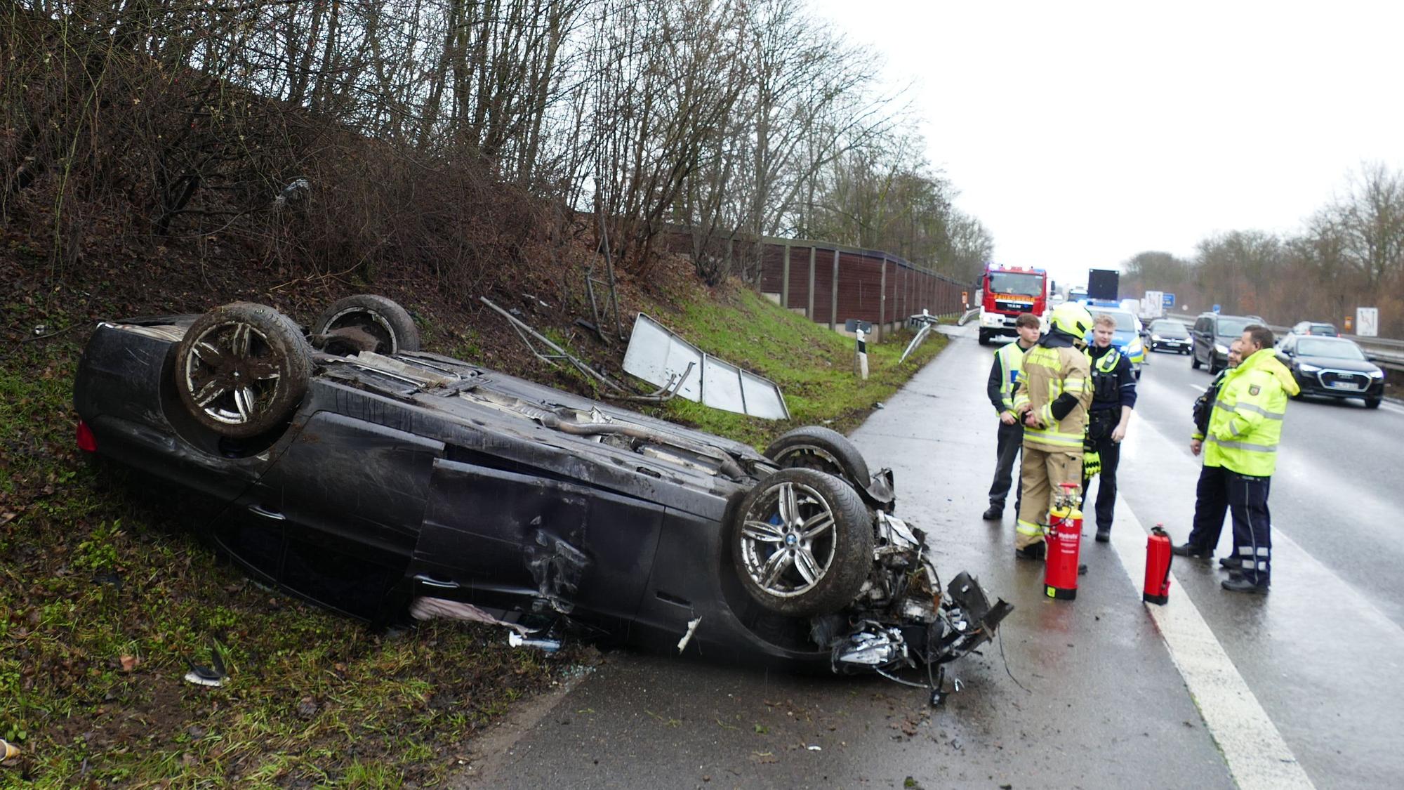 Beim Unfall auf der A560 bei Sankt Augustin blieb der BMW der 35-jährigen Unfallfahrerin auf dem Dach liegen.