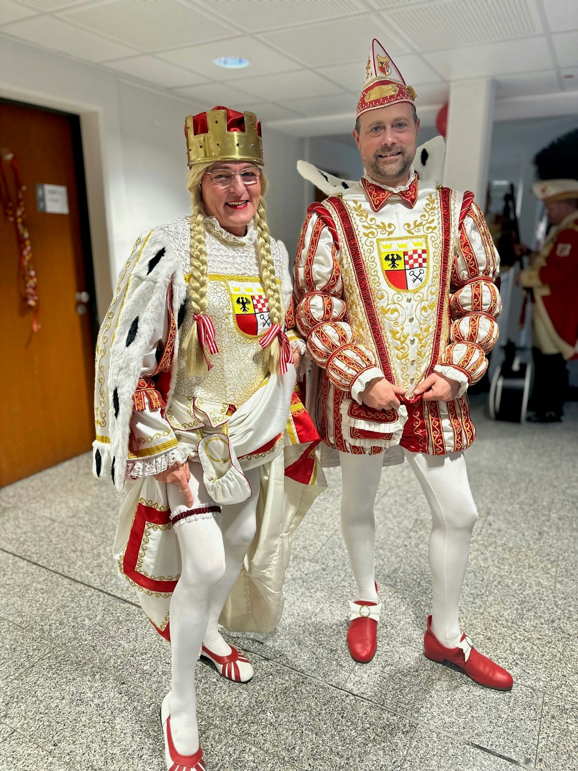 Das Foto zeigt eine Jungfrau und einen Prinzen, die ihre Beine zeigen.