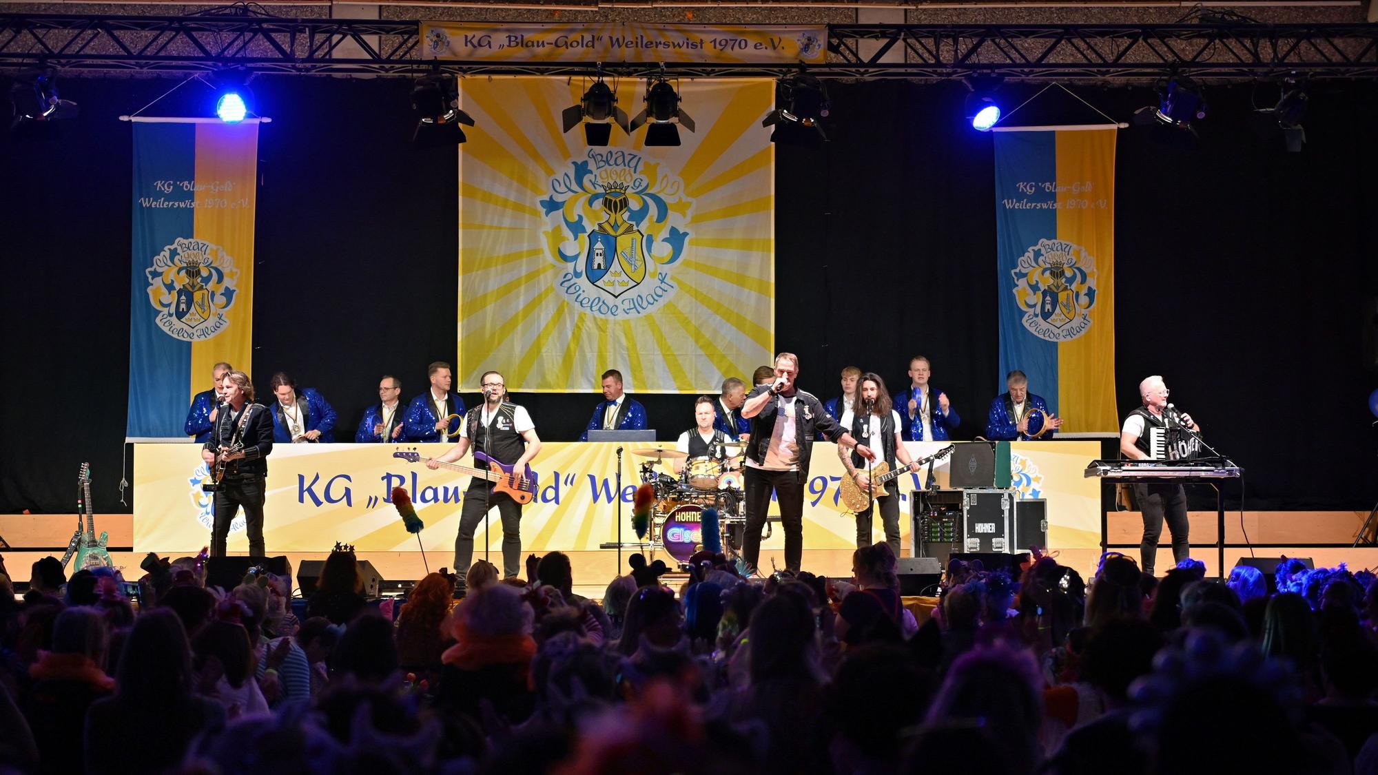 Die Band spielt auf der Bühne, hinter ihr der Elferrat.