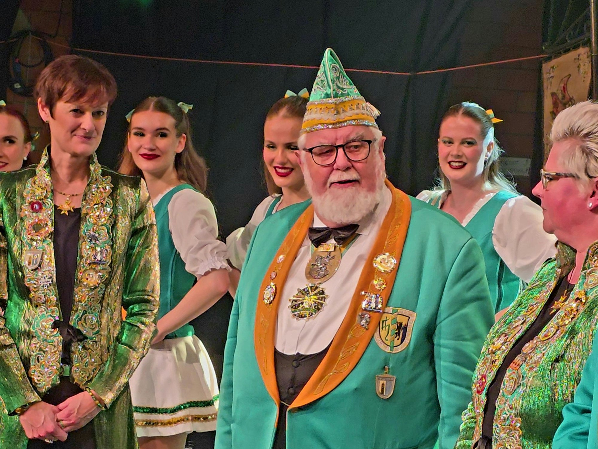 Ein Mann, umringt von sechs Frauen.