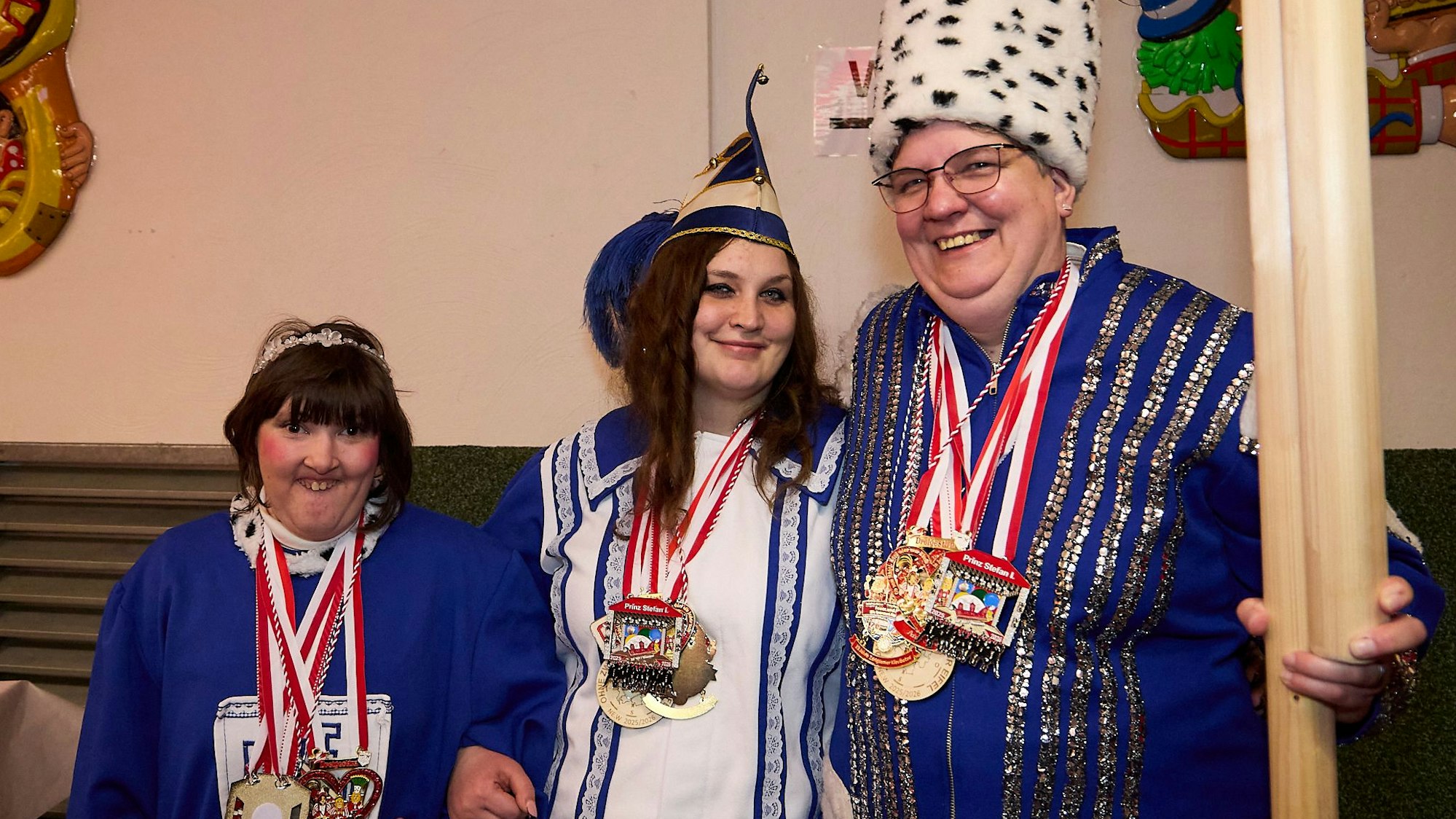 Die Nordeifelwerkstätten Zingsheim haben ein eigenes Dreigestirn: Prinz Viktoria, Jungfrau Katharina und Bauer Jutta tragen ihre Kostüme.