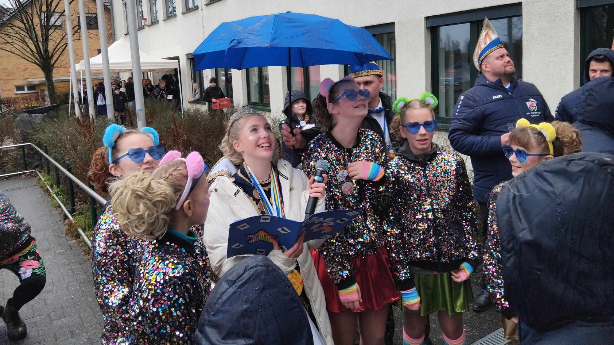 Kinderprinzessin Finja 1. (Schulz) verlas ihre elf Gebote und übernahm mit ihrem Maus-Gefolge die Gemeinde-Regentschaft.