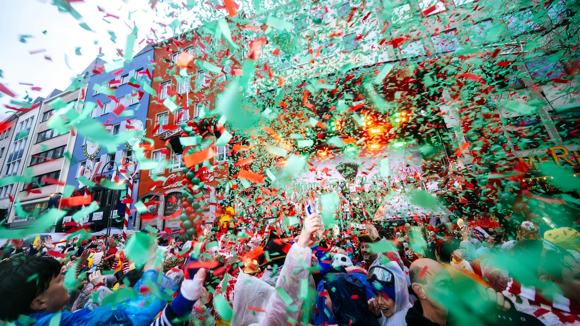 Auf dem Alter Markt fliegt das Konfetti.