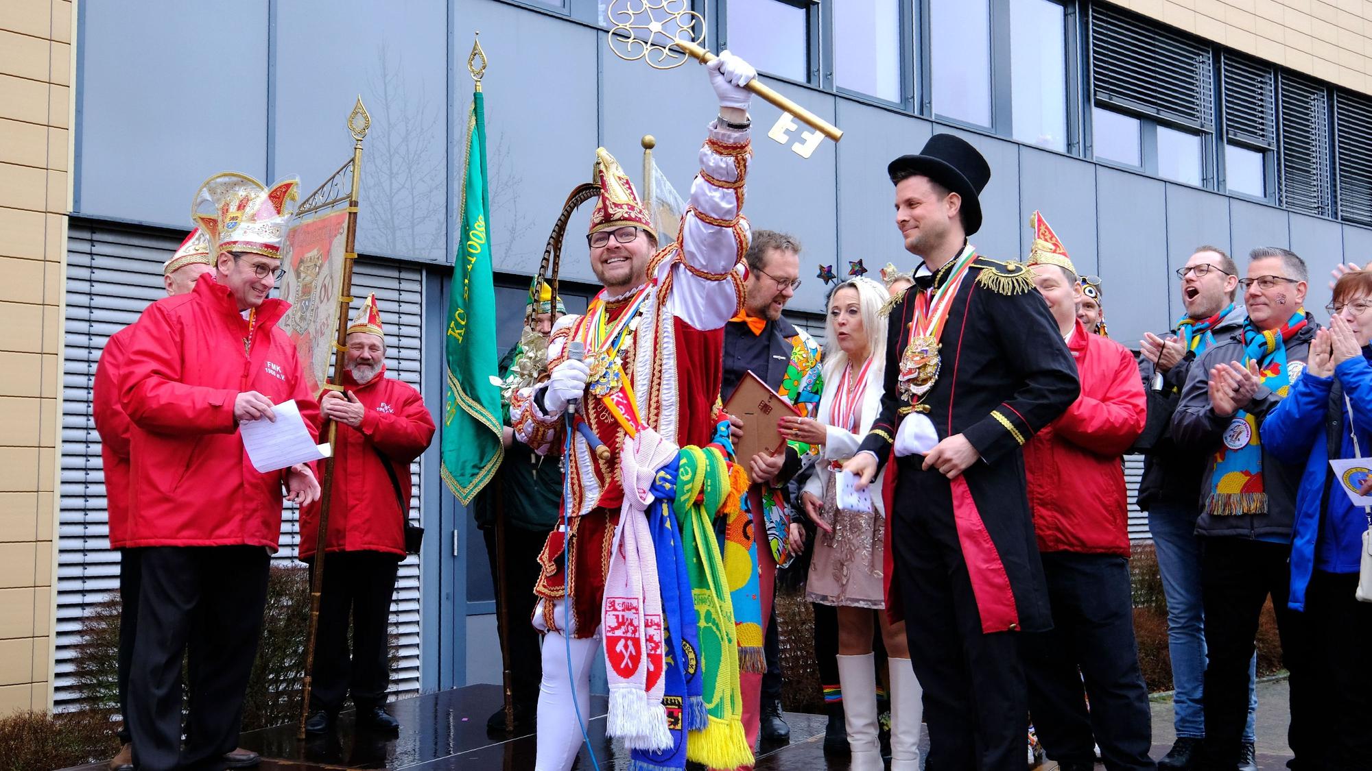 Prinz Torsten I. hält triumphierend den Stadtschlüssel in die Höhe. Zirkusdirektor Michael Fingel schaut bedröppelt zu.