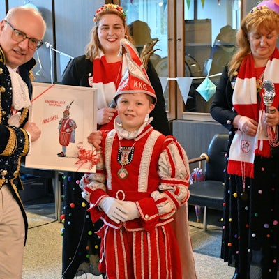 Heimbachs Bürgermeister Jochen Weiler ist kostümiert und zeigt Kinderprinz Linus sein Bild für die Tollitätengalerie.