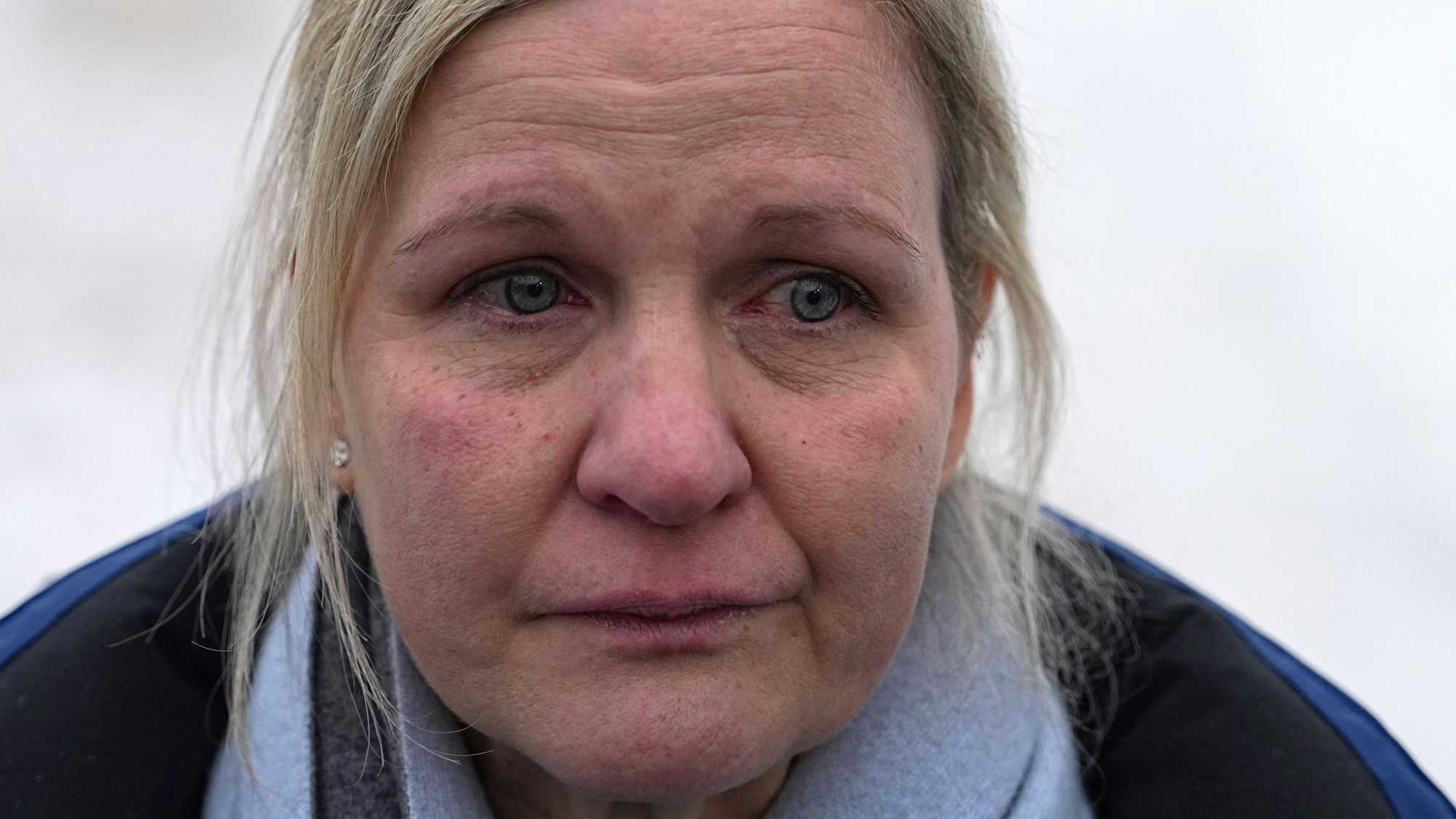 Die Präsidentin des Internationalen Olympischen Komitees, Kirsty Coventry (IOC), spricht vor dem Starthaus mit Medienvertretern.