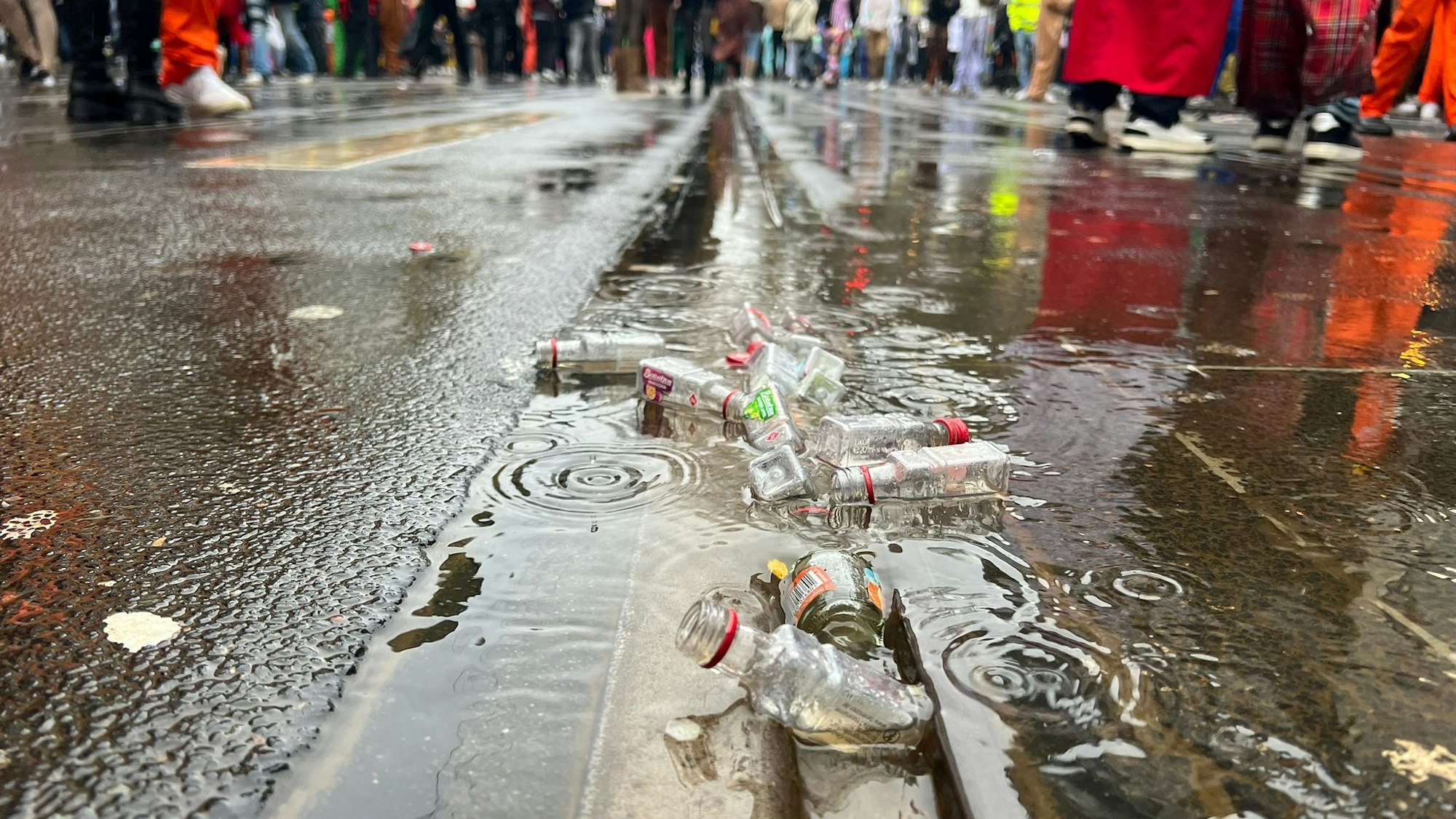 Getrunken wurde auf der Zülpicher Straße auch im Regen.