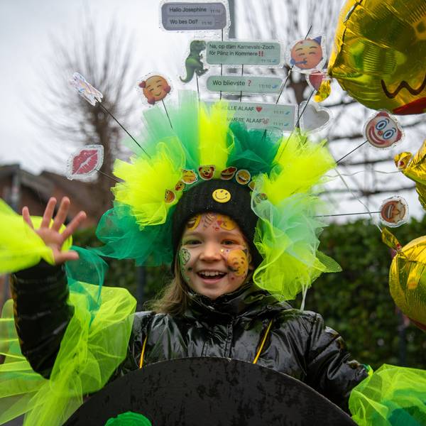 Ein Mädchen geht als Emoji und hat einen kompletten Chatverlauf auf dem Kopf.