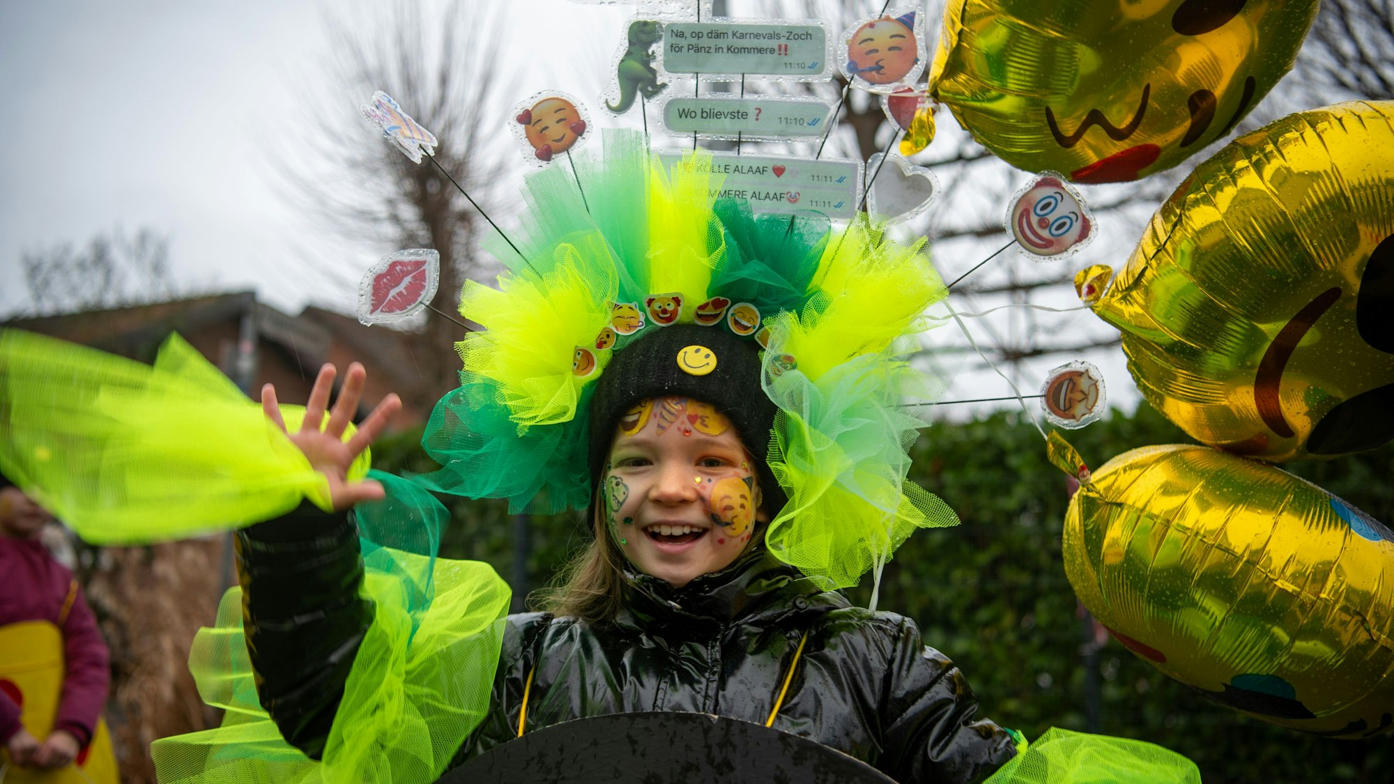 Ein Mädchen geht als Emoji und hat einen kompletten Chatverlauf auf dem Kopf.