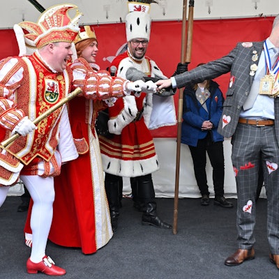 Das Dreigestirn entreißt dem Bürgermeister den großen Stadtschlüssel.