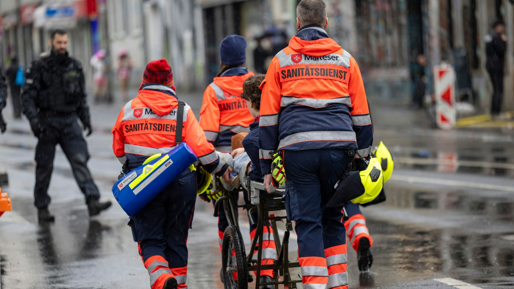 Der Sanitätsdienst transportiert eine Person von der Zülpicher Straße ab.