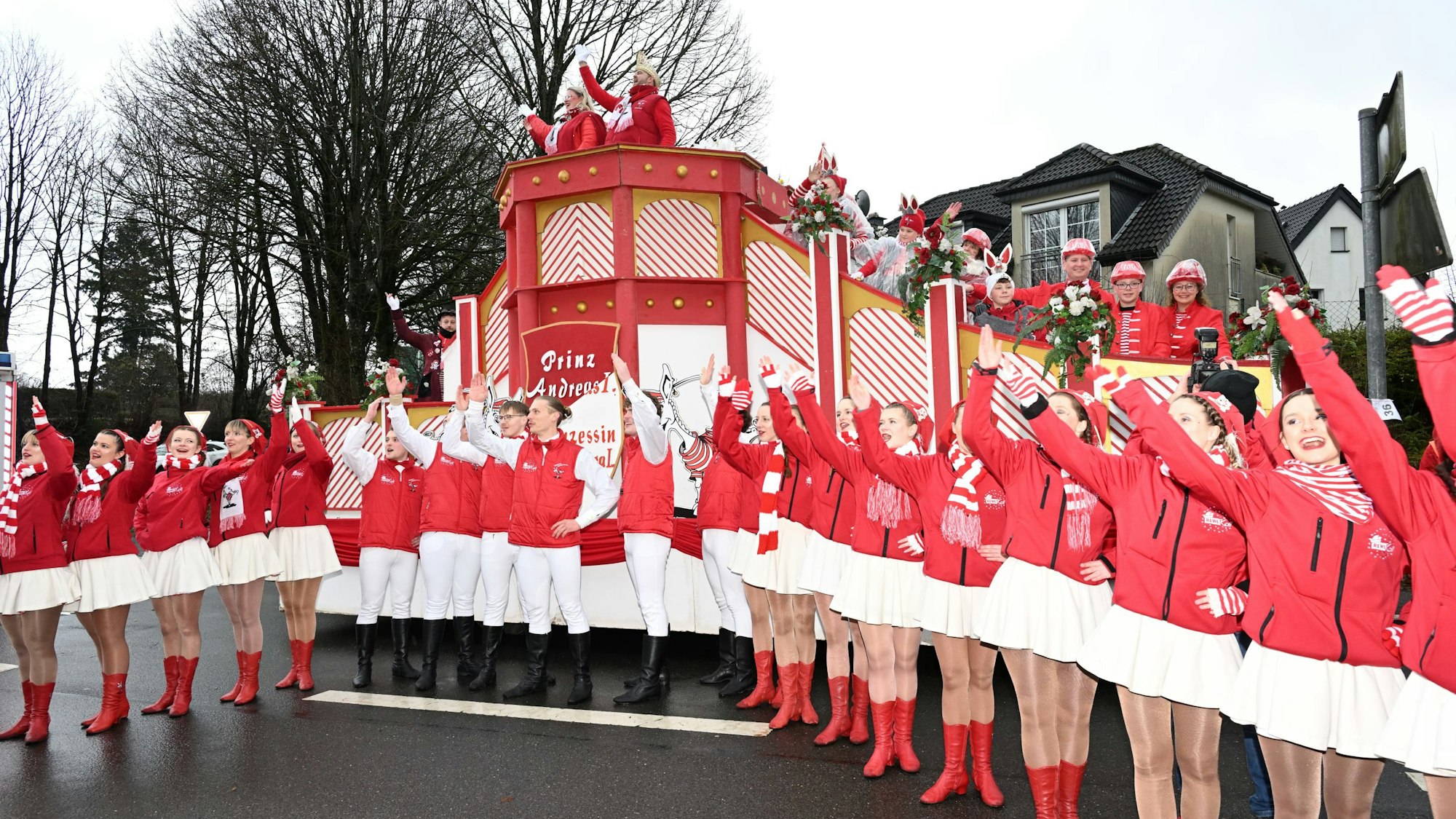 Das Foto zeigt die Tanzgarde Rot-Weiß Bechen mit dem Prinzenpaar