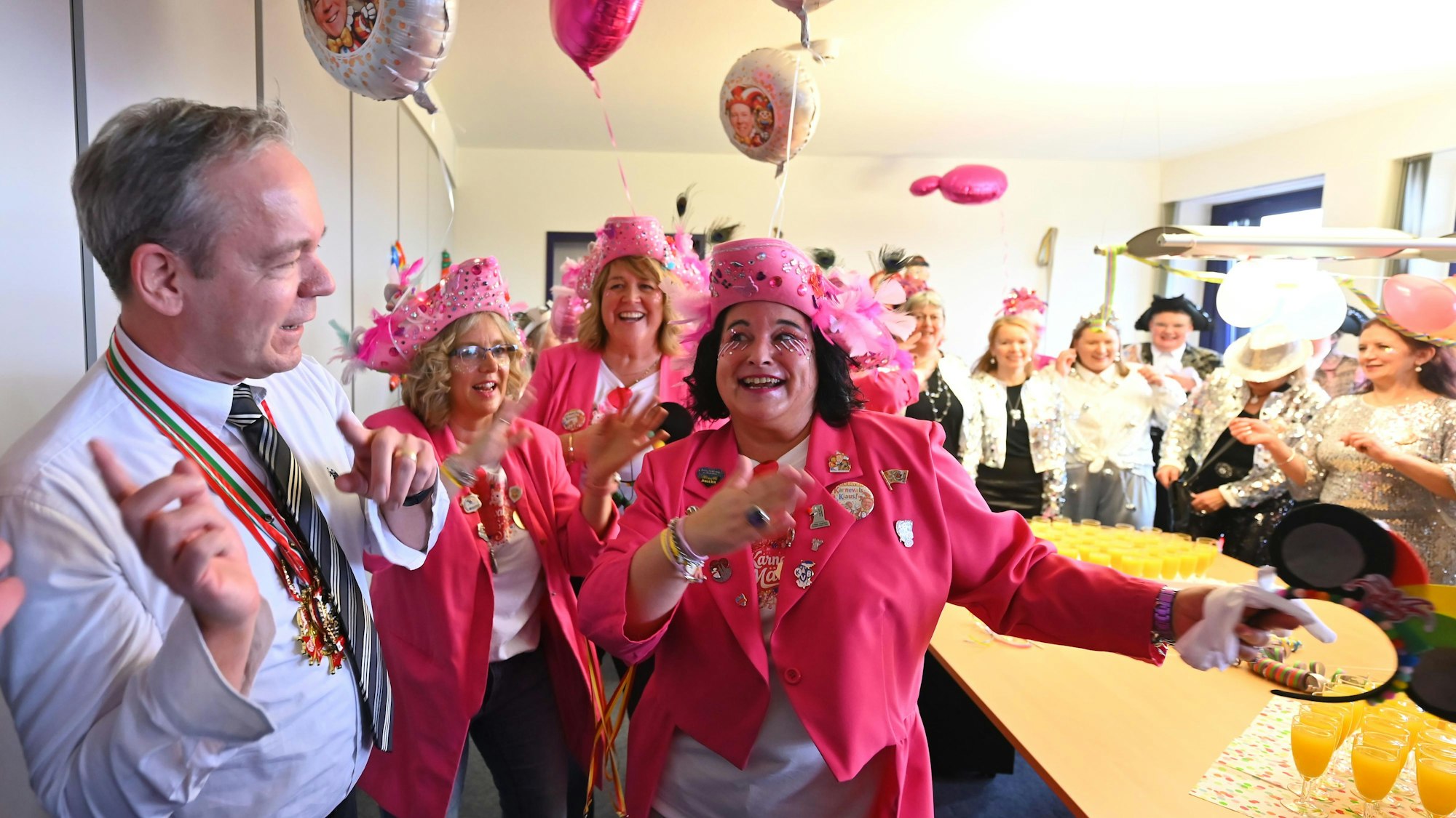 Gegen die Stürmung seines Büros durch Michaela Zenker und ihre Kolleginnen hatte Oberbergs Landrat Klaus Grootens am Donnerstag nicht viel zu erwidern.