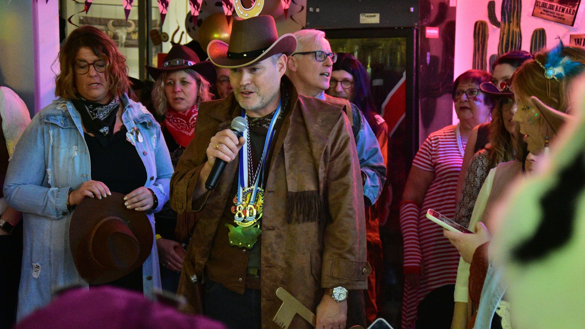 Rathaussturm in Much: Bürgermeister Karsten Schäfer wurde seiner Rolle als Sheriff nicht gerecht, er konnte sich nicht ggen die närrische Übermacht verteidigen.