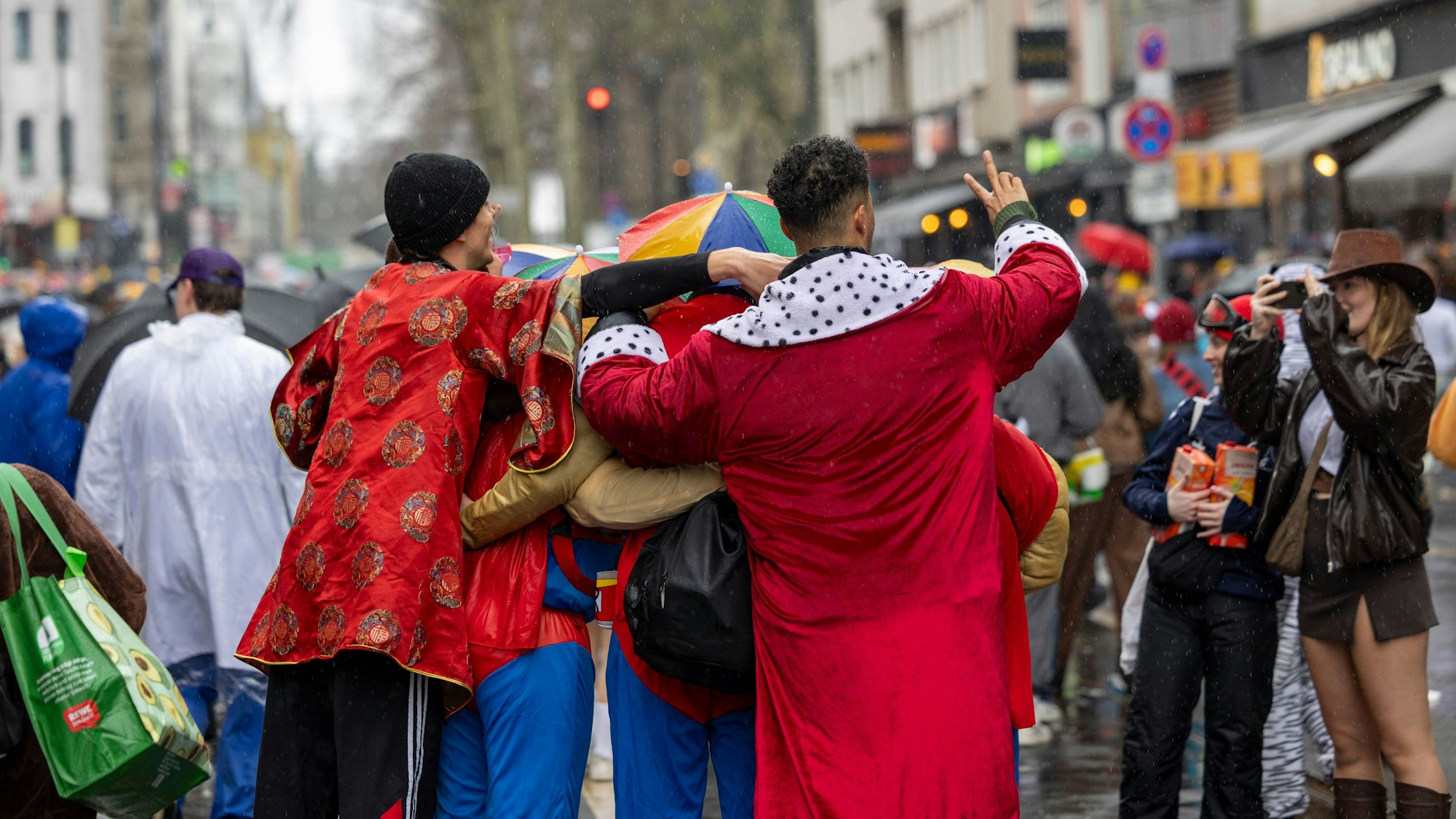 Diese Jecken trotzen dem Regen am Vormittag.