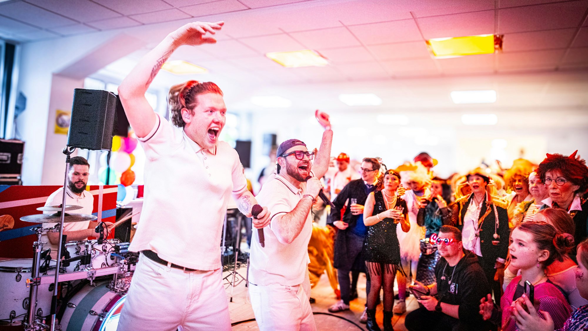 Ganz nah dran: King Loui sorgten mit Frontmann Max Rohde (vorne l.) im Großraumbüro der Lokalredaktion für Stimmung.