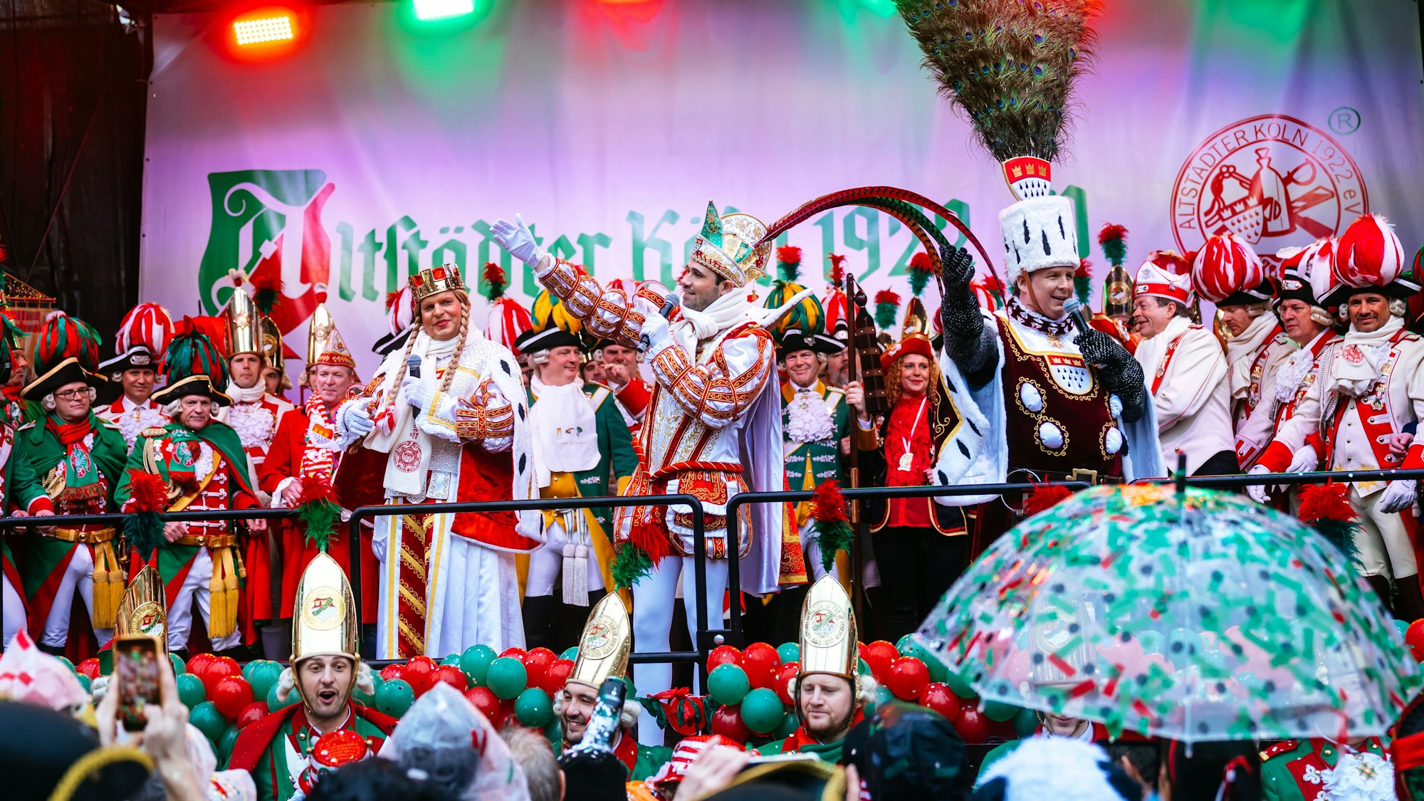 Das Dreigestirn heizte den Jecken am Alter Markt ein