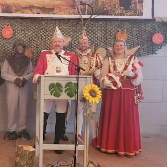 Das Foto zeigt die Schlüsselübergabe an die Tollitäten.