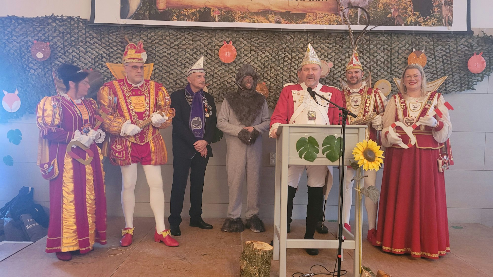 Das Foto zeigt die Schlüsselübergabe an die Tollitäten.