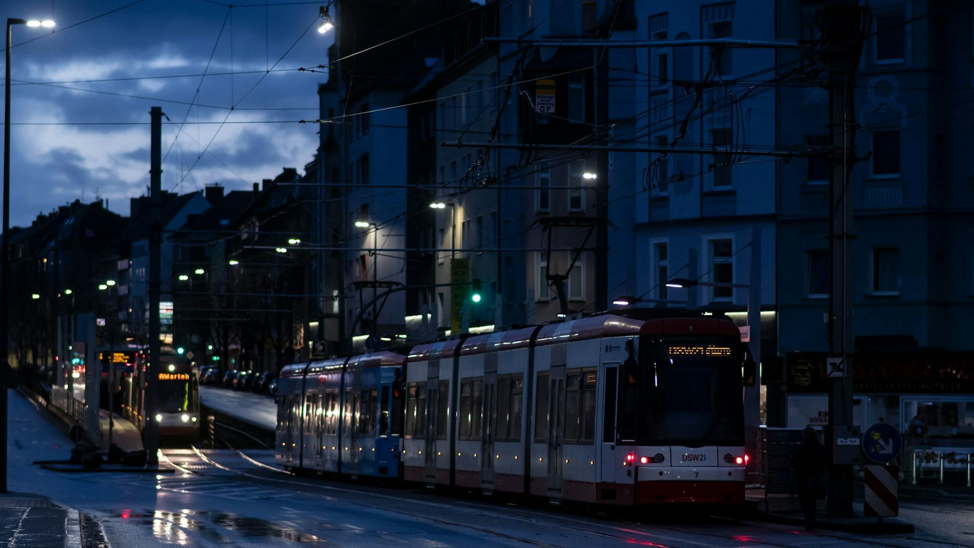 In einer Stadtbahn in Dortmund attackierte ein laut telefonierender Mann einen anderen Fahrgast. (Symbolbild)