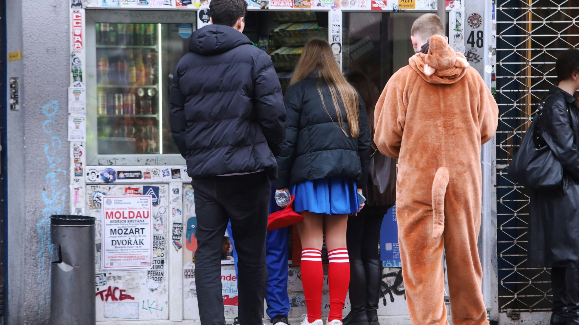Minderjährige Testkäufer,von der Polizei und Ordnungsamt, hier aufgenommen an Weiberfastnacht, deckten Lücken auf.