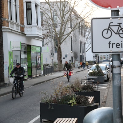 Die Bahnhofstraße in Siegburg wird als Fahrradstraße ausgewiesen