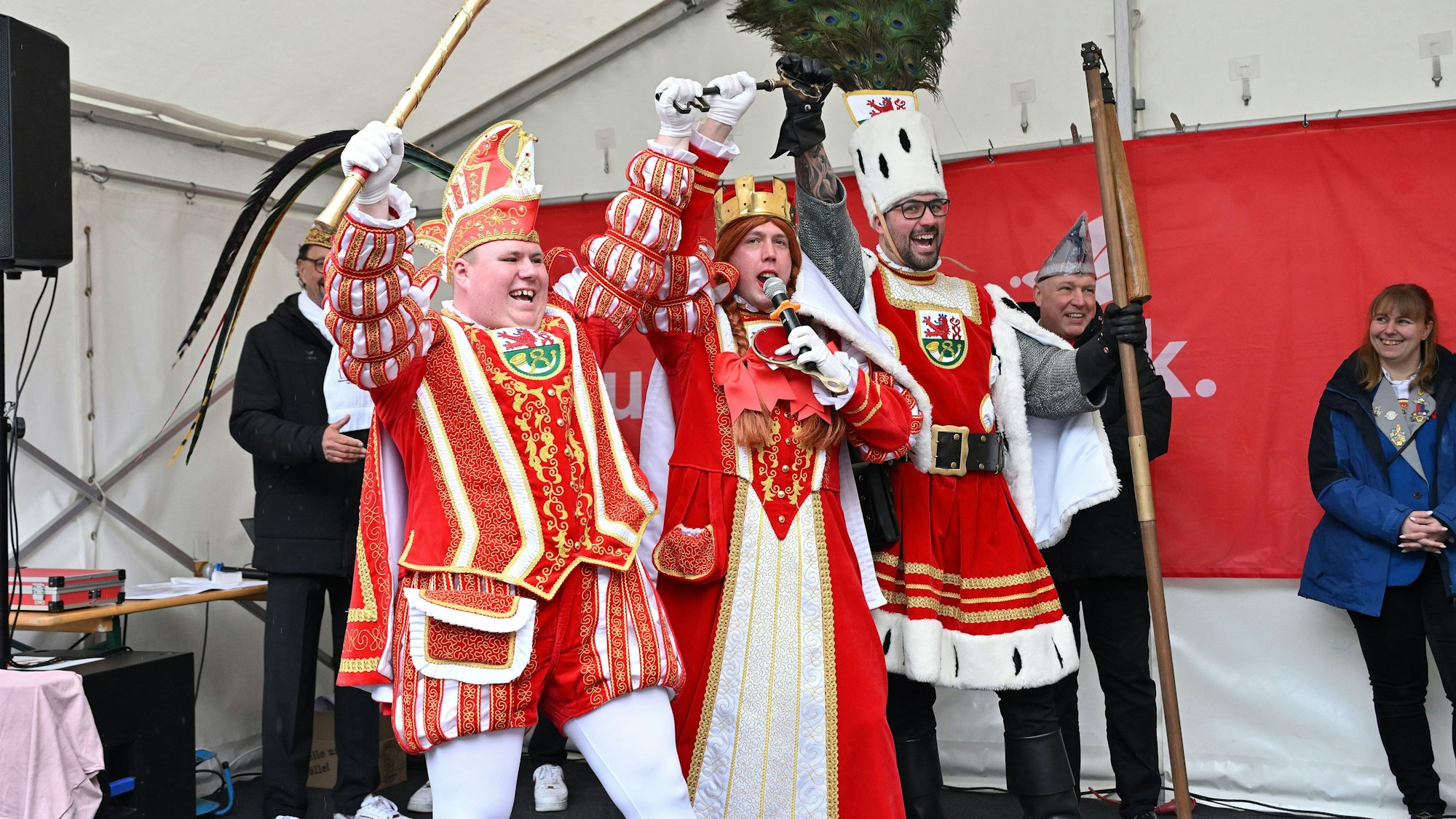 Das Dreigestirn reckt die Hände mit dem großen Stadtschlüssel in die Höhe.