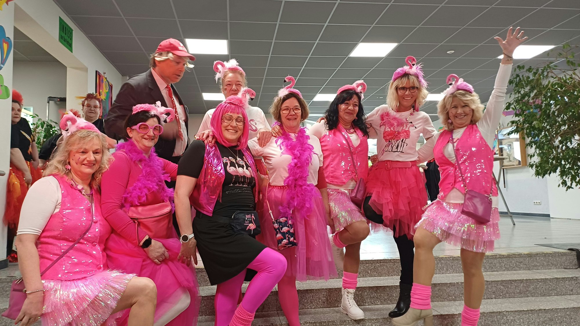 Eine Gruppe von Flamingos feiert seit vielen Jahren im Schützenheim