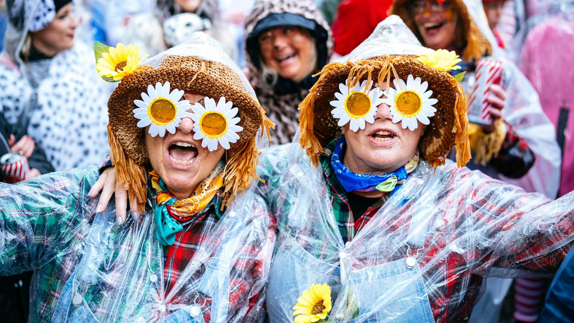 Echten Jecken können Regentropfen nichts anhaben. Am Alter Markt wird trotzdem gefeiert, auch wenn es etwas leerer ist als in den Vorjahren.