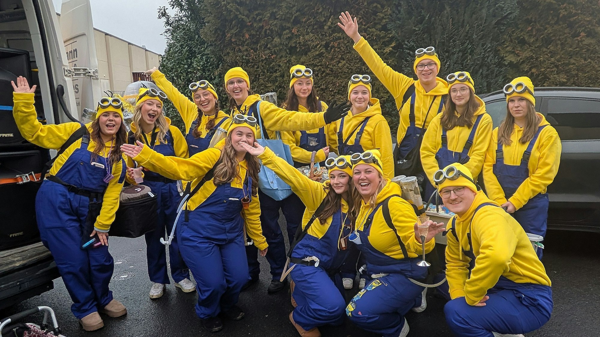 Amen, Banana & Alaaf: Die Messdiener kamen als Minions.