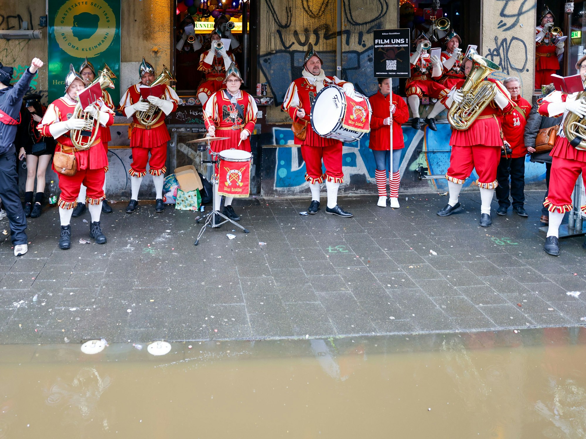 Eine Kapelle spielte vor der Kneipe „Oma Kleinmann“ und einer großen Pfütze.