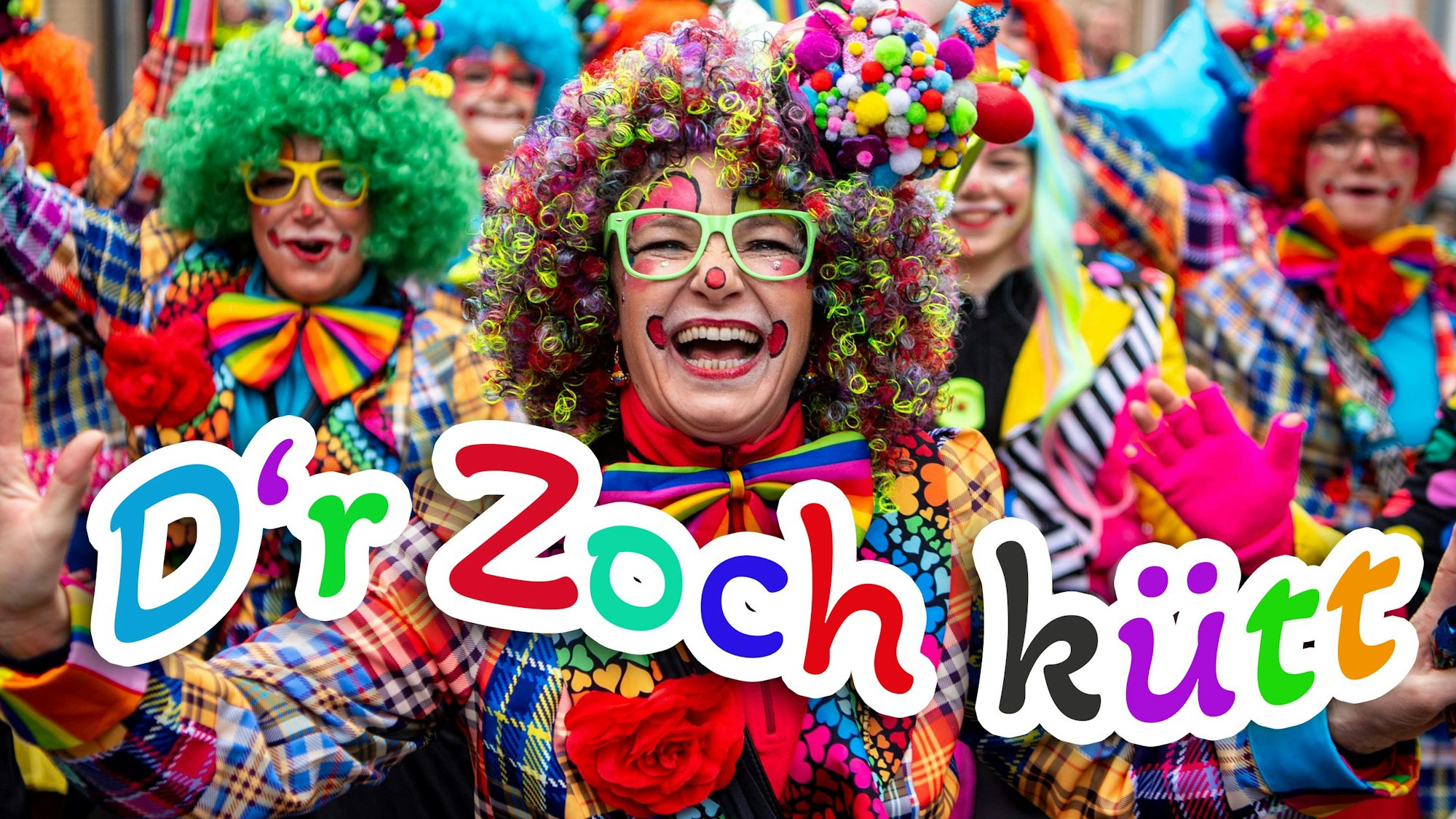 Bunt verkleidete Karnevalisten lachen in die Kamera.