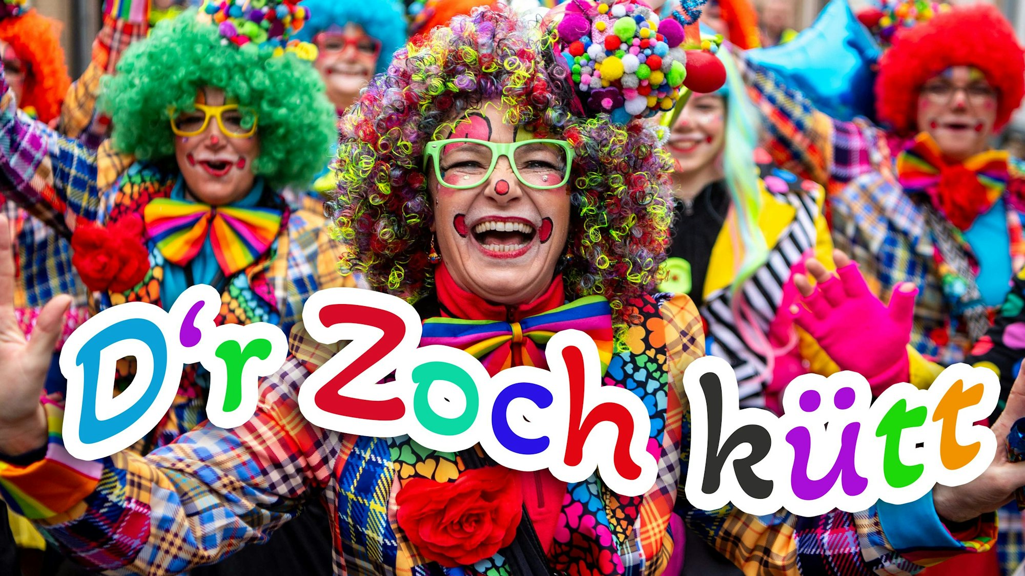 Bunt verkleidete Karnevalisten lachen in die Kamera.