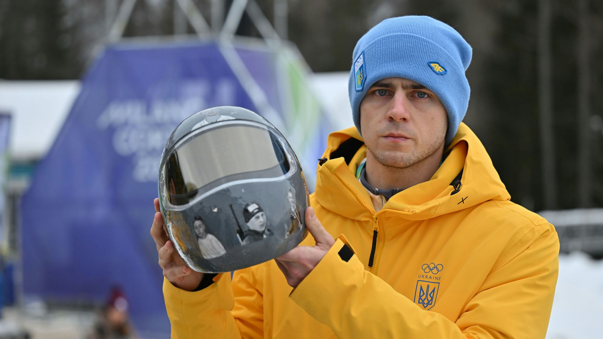 Wladislaw Heraskewytsch (Ukraine) zeigt seinen Helm. Im Streit um seinen Helm mit Bildern von im Krieg getöteten Sportkollegen ist der Ukrainer vom olympischen Skeleton-Wettbewerb ausgeschlossen worden.