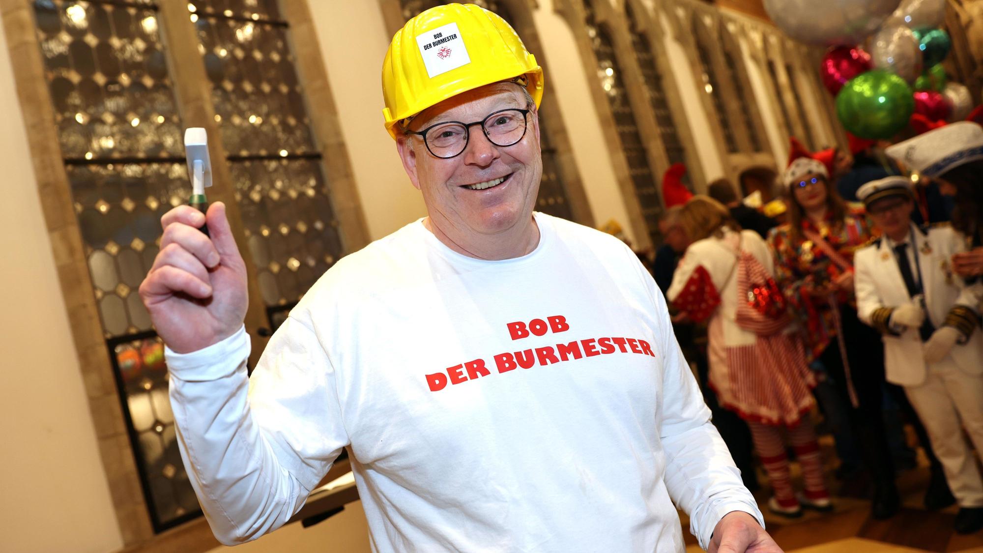 Oberbürgermeister Torsten Burmester in seinem kreativen Kostüm im Rathaus