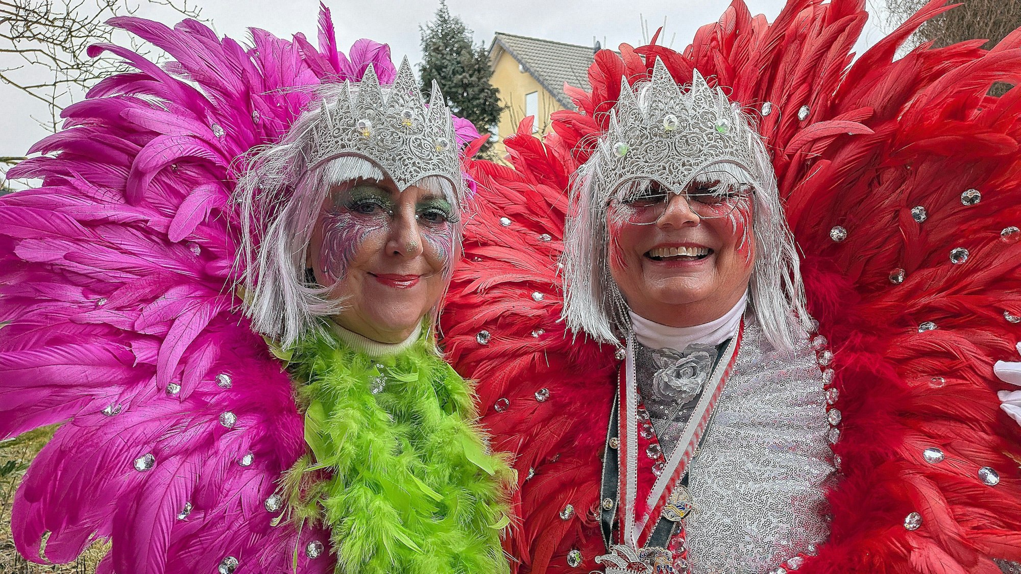 Zwei von 30 Sonnenblumen: Sybille Breuer (links) und Gabriele Kretschmer, hatten jede Menge Spaß.