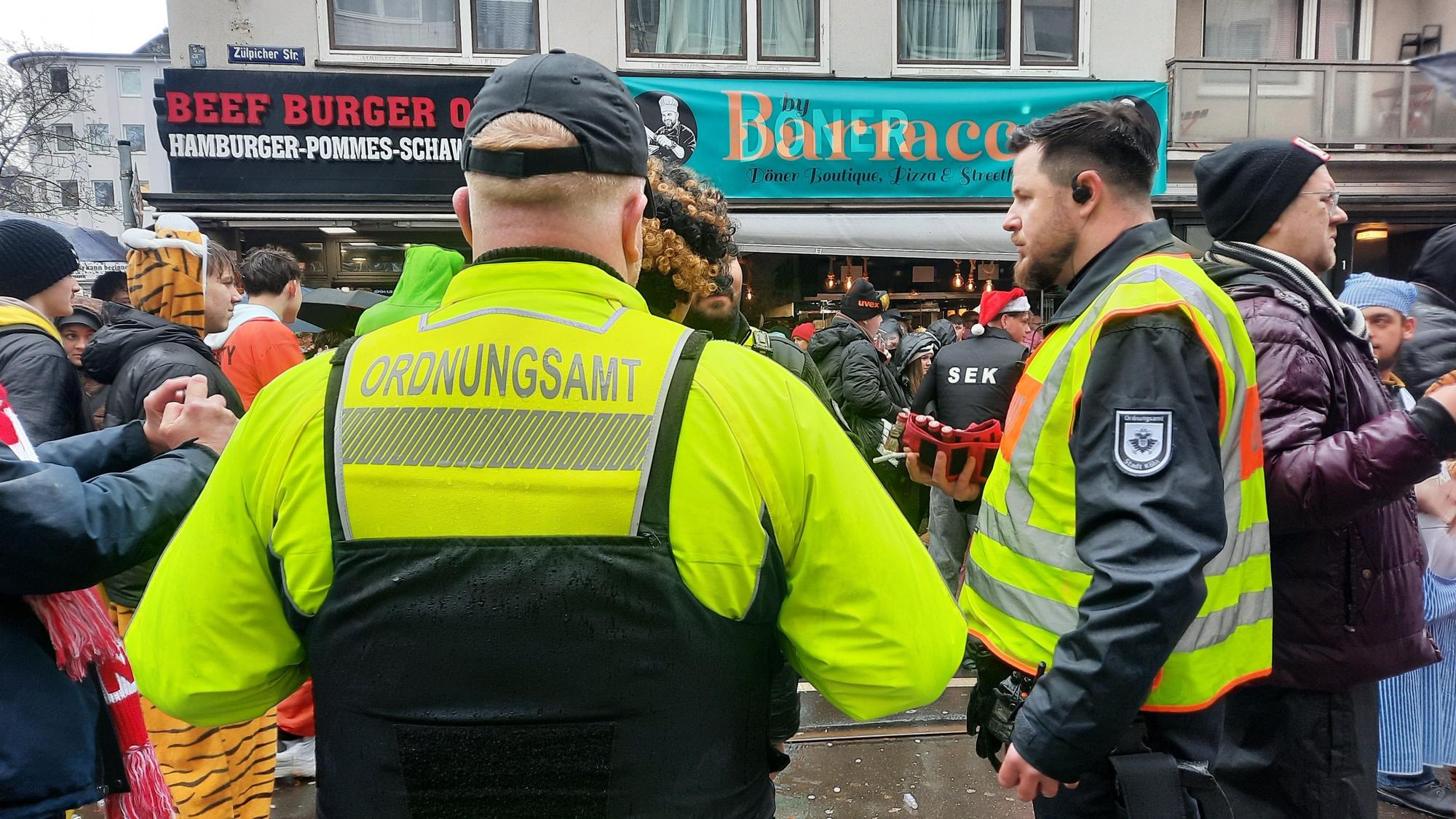 Das Team durchsucht einen minderjährigen Jungen, der hochprozentigen Alkohol dabei hat.