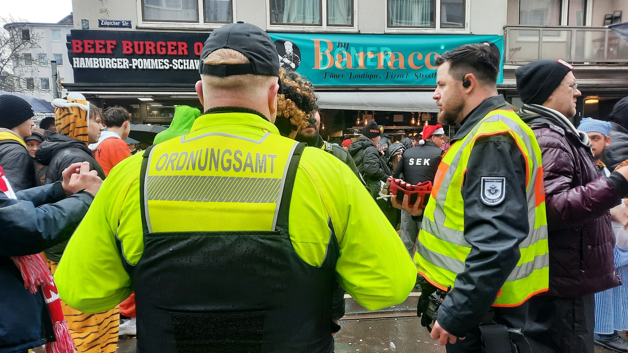 Das Team durchsucht einen minderjährigen Jungen, der hochprozentigen Alkohol dabei hat.